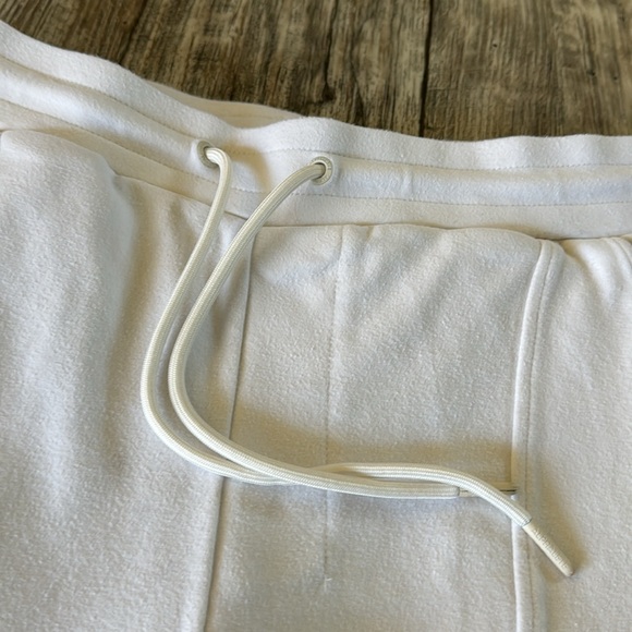 ALPHALETE IDENTITY WOMEN "UNISEX" WHITE BEAUTIFUL SHORTS, MEDIUM - Picture 3 of 13